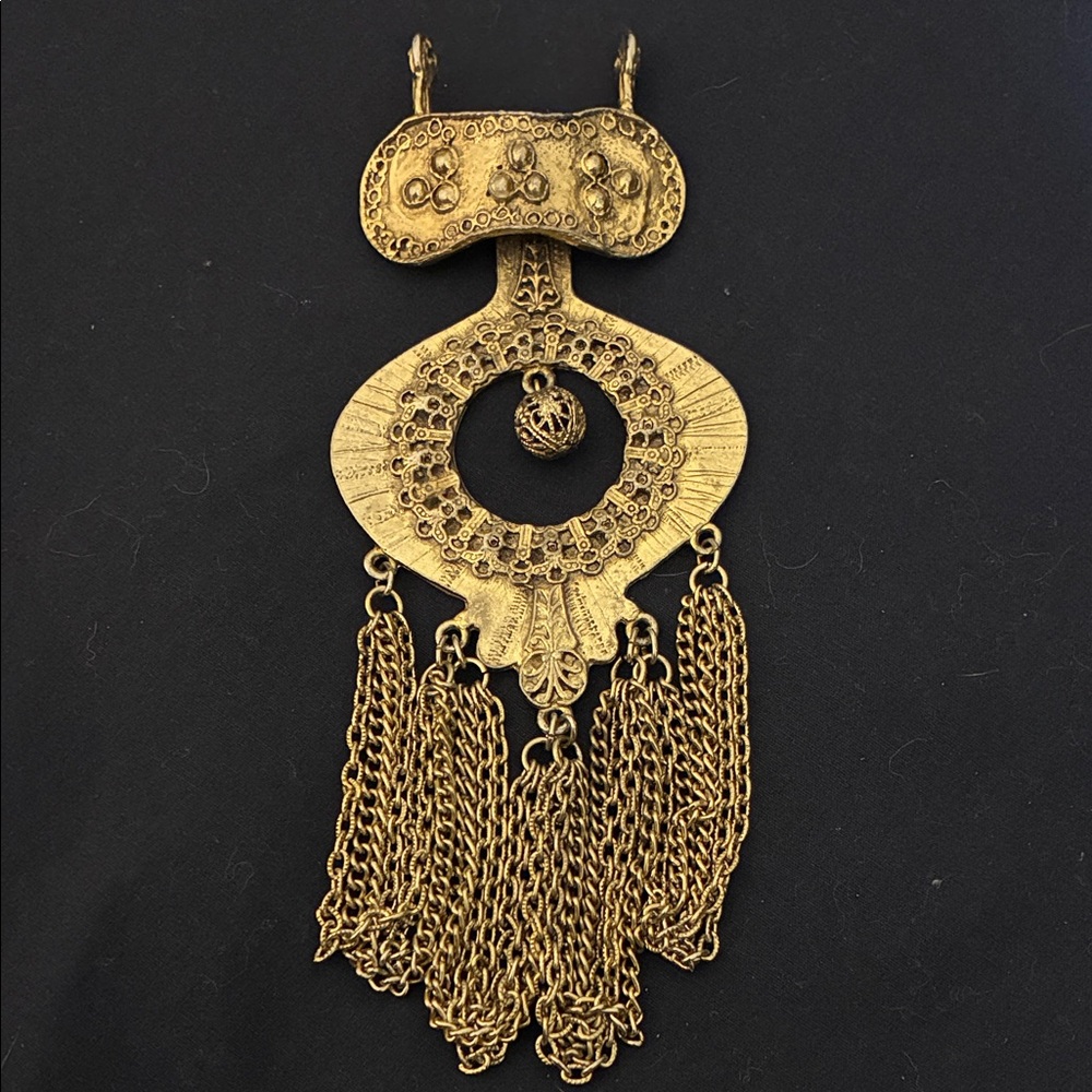 Vintage Elegant Gold Tone Pendant with Intricate Design